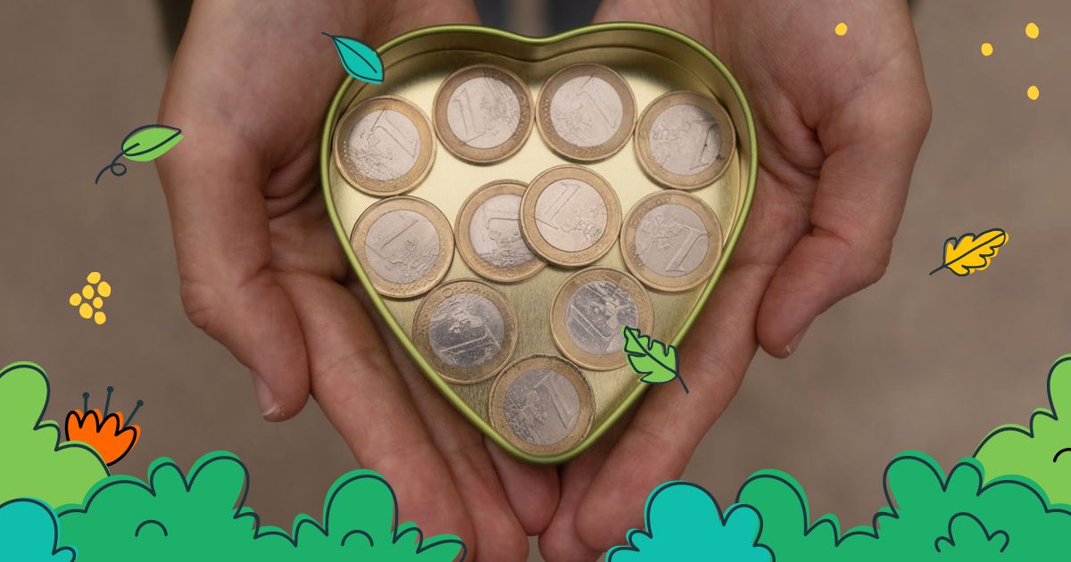 Eine Herzdose mit 1-Euro-Münzen