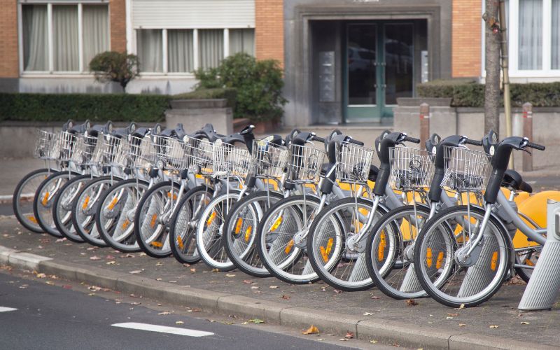 Fahrräder in einer Reihe in der Stadt