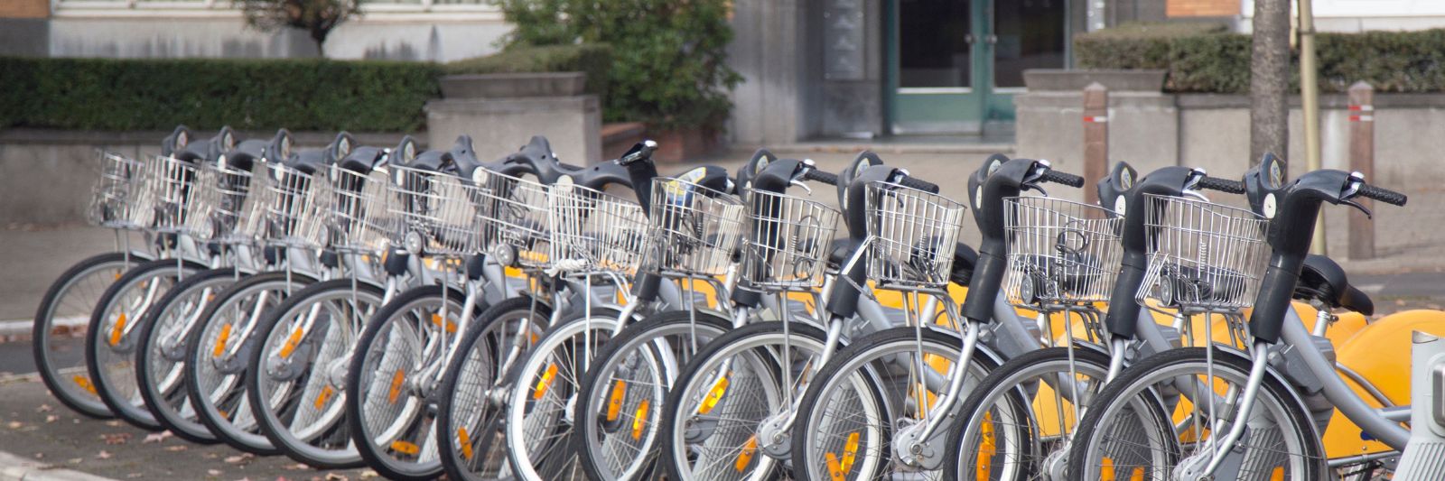 Fahrräder in einer Reihe in der Stadt