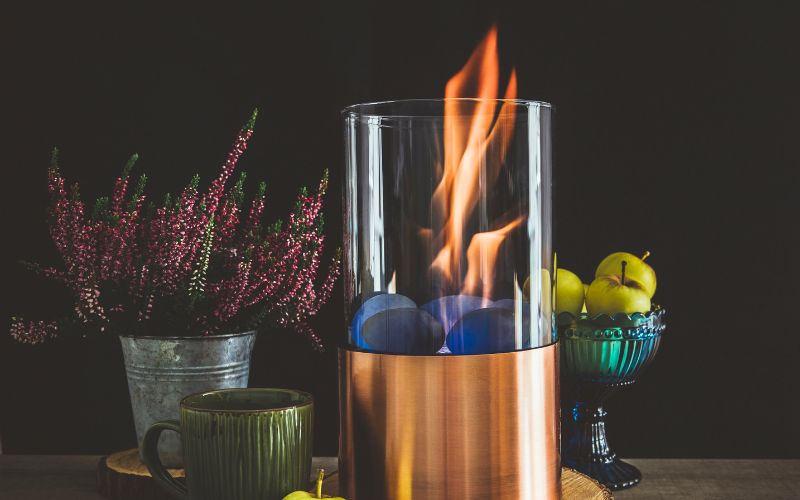 Bio-Ethanol-Flamme in Glas neben Deko