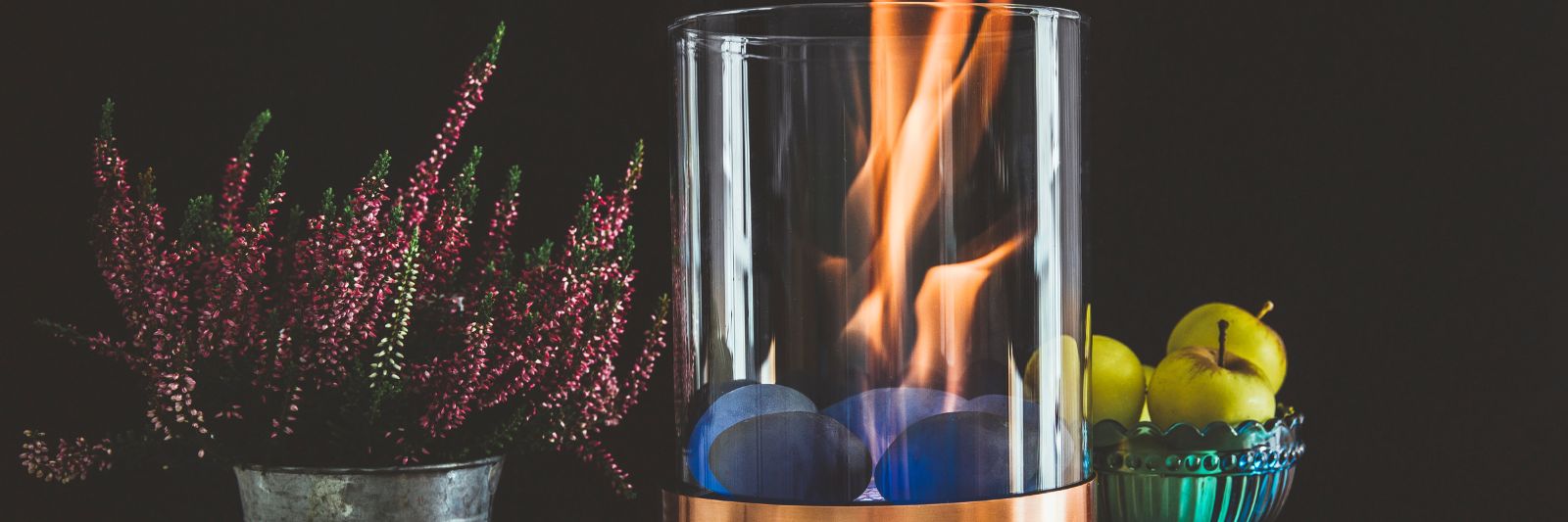 Bio-Ethanol-Flamme in Glas neben Deko