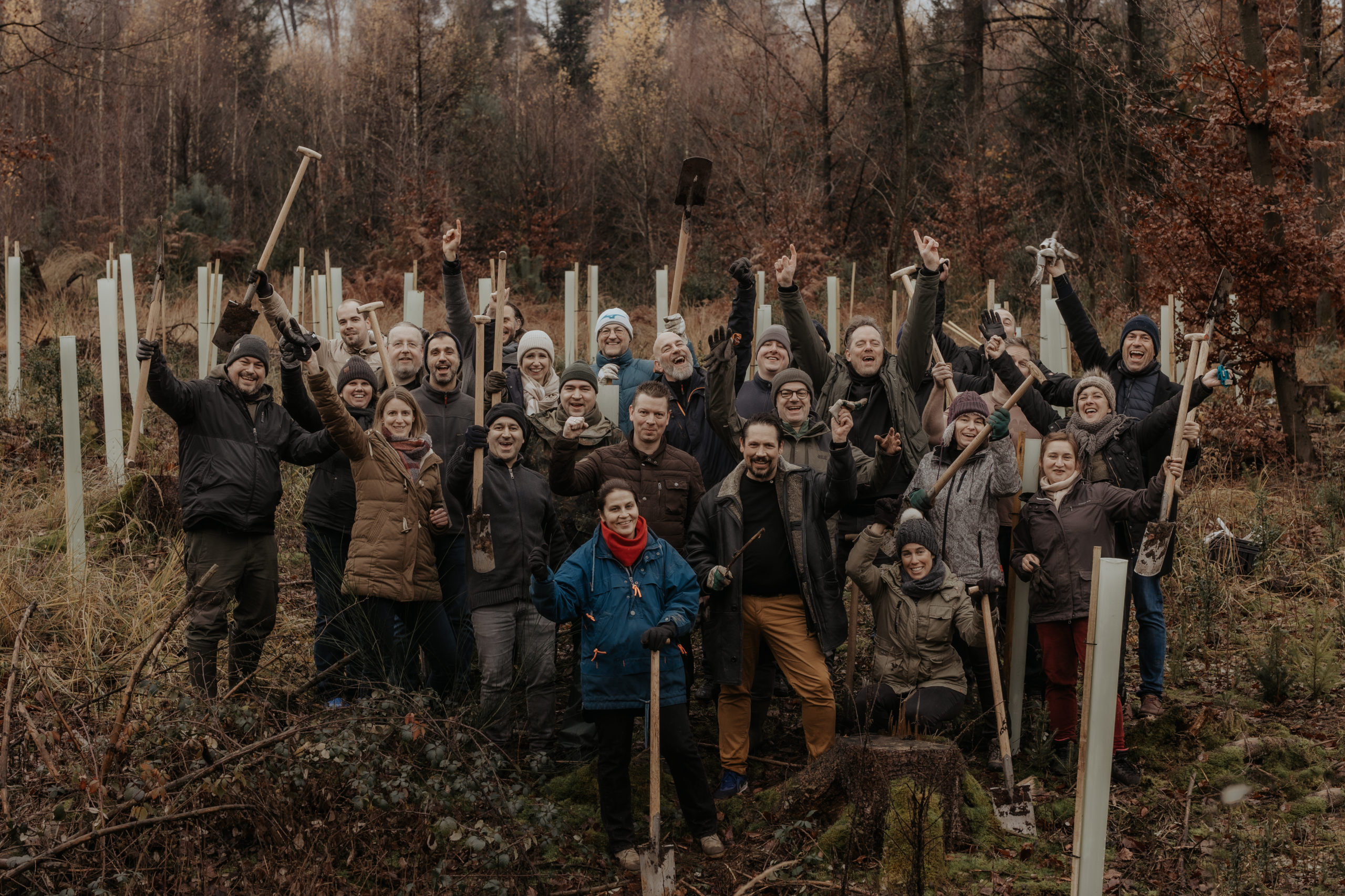 Das fleißige Team freut sich über eine gelungene 2. Pflanzaktion für den Tele2 Wald