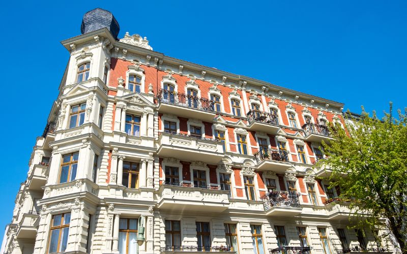 Altbau Gebäude, daneben grüner Baum