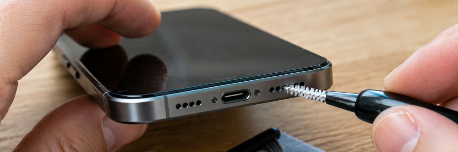 Smartphone-Lautsprecher werden mit einem Tool gereinigt