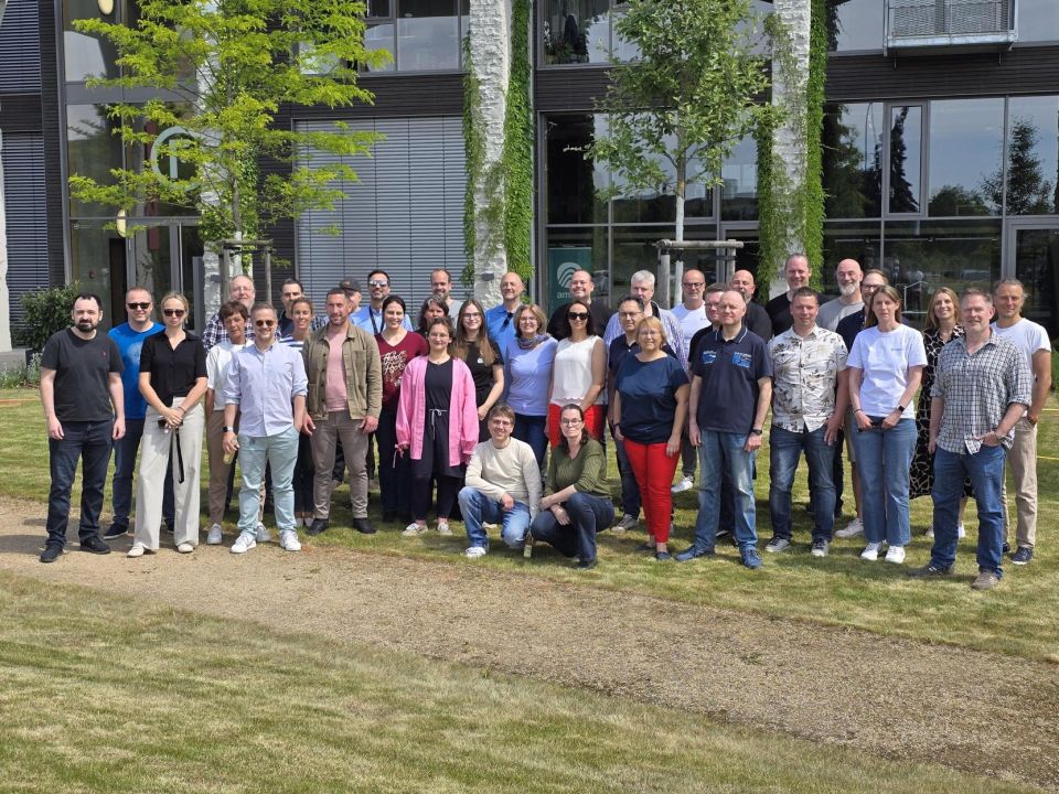 Ein Gruppenfoto von unserem Amiva-Team vor den Räumlichkeiten auf dem Factory Campus in Düsseldorf.