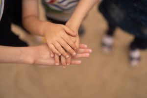 Kinderhände aufeinander